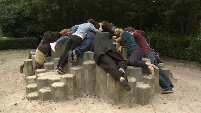 (tradução: Todos ao Recreio!)
Vídeo de Alta-Definição, 16:9, PAL, cor, som, 6’49’’
Video still