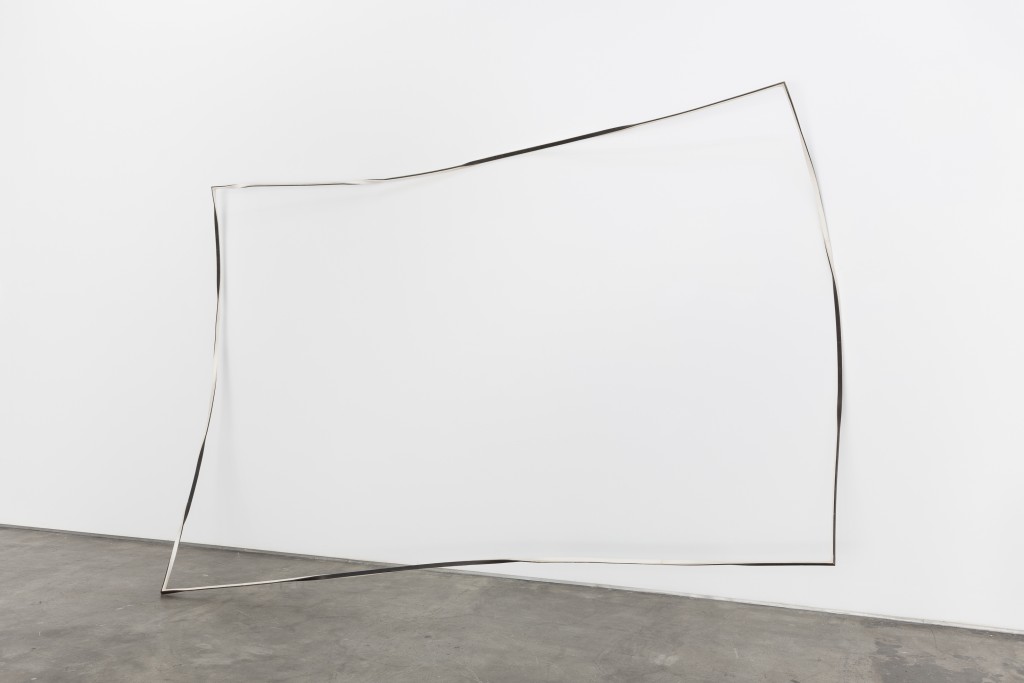 Ferro e papel.
248x350x84 cm