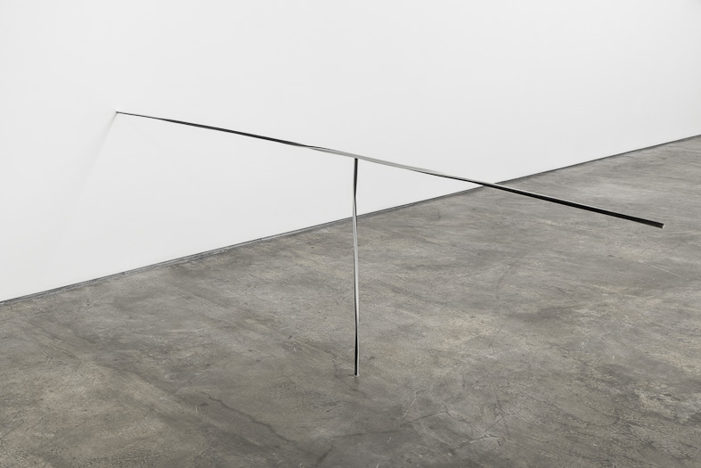 Ferro e papel.
88x280x1,5 cm