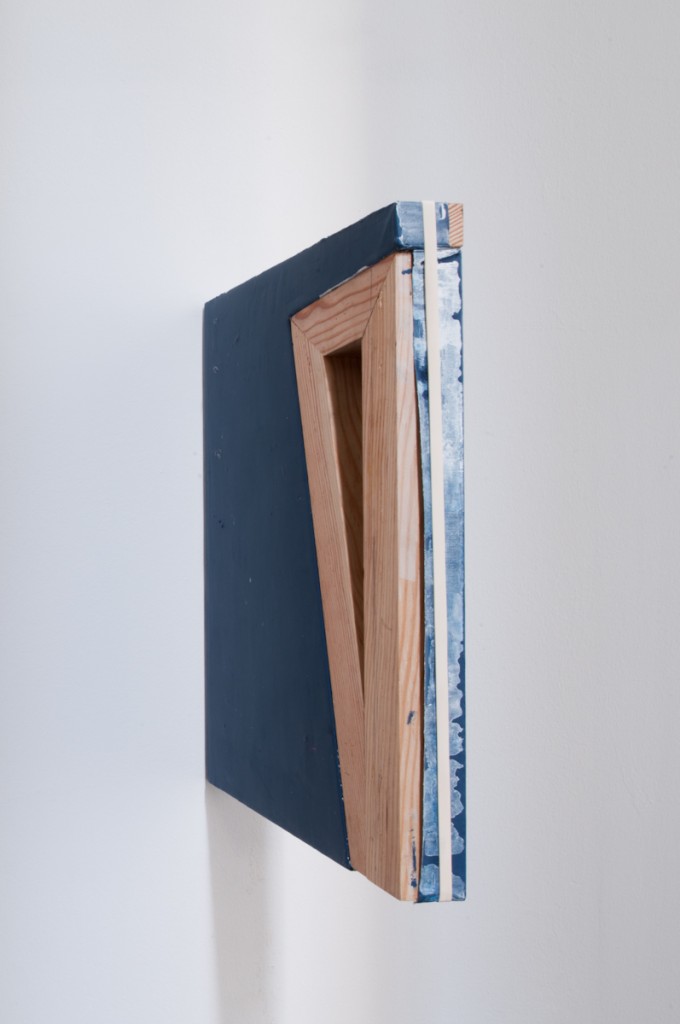 Esmalte sobre tela e elástico
40x30x3,9cm