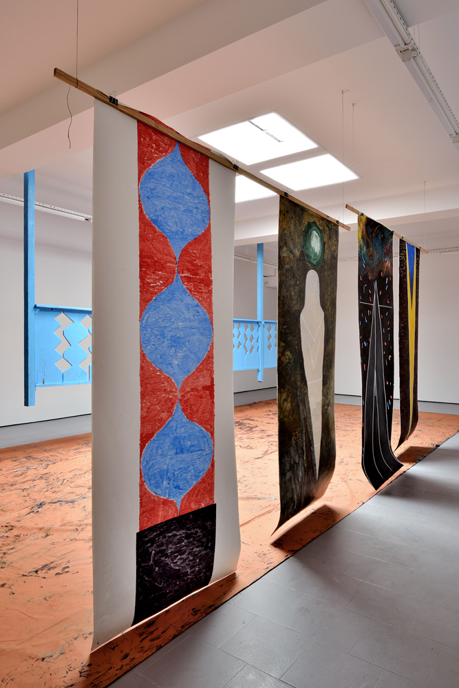 A cantiga é de farra, tange o pandeiro, assobia-se no refrão
Instalação composta por balaustrada (esmalte acrílico s/ pinho), barro s/ plástico e pinturas dupla face (acrílico s/ papel)
Dimensões variáveias (area de ocupação aproximada, 4x9m)
2013

© Luís Espinheira