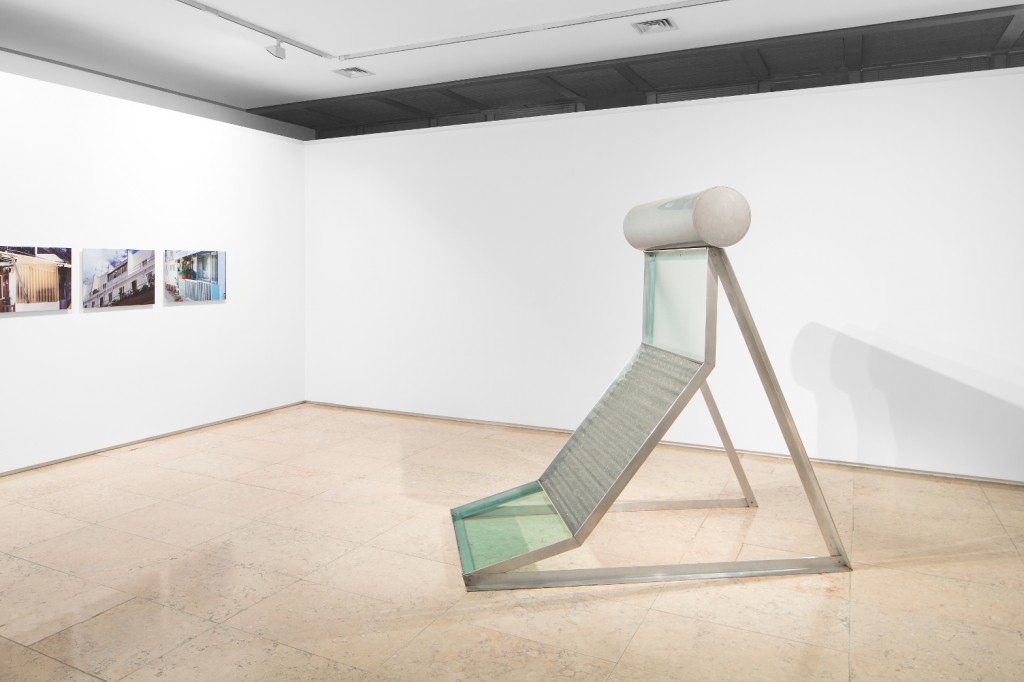 Alumínio, vidro e quatro fotografias.
Dimensões variáveis