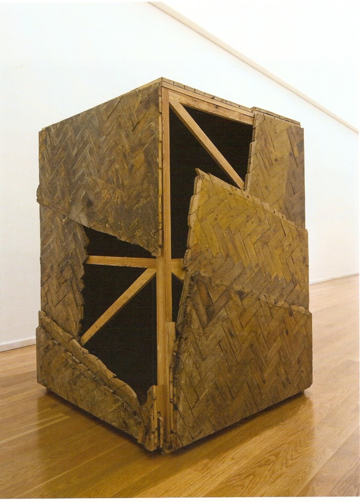 Chão em tacos de madeira intervencionados e madeira.