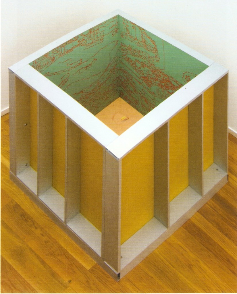 Conjunto de 5 painéis em alumínio, pintados a acrílico, montados em estrutura paralelepipédica, sem a face superior. As superfícies pintadas são as faces interiores.
130 x 130 x 120 cm