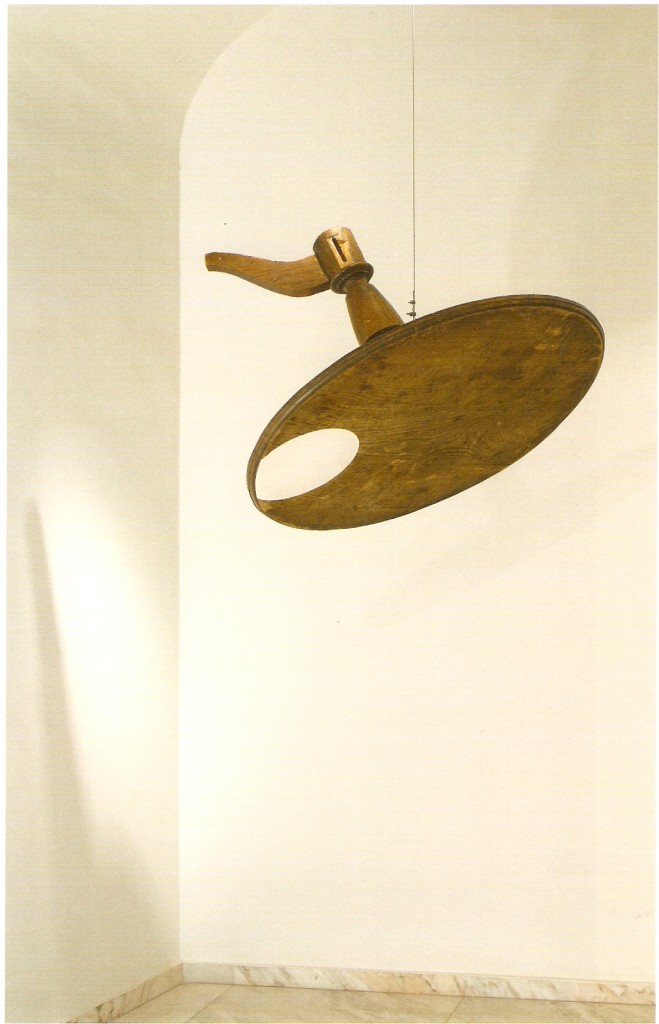 Acrílico s/ mesa de madeira encontrada e cabo de aço.
76cm x 100cm x 100cm