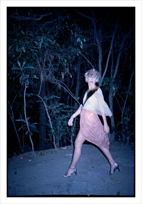 Todas as imagens são impressões a jato de tinta. As dimensões das imagens variam entre 18,8 e 29 cm (altura) e 19,2 e 29 cm (largura)