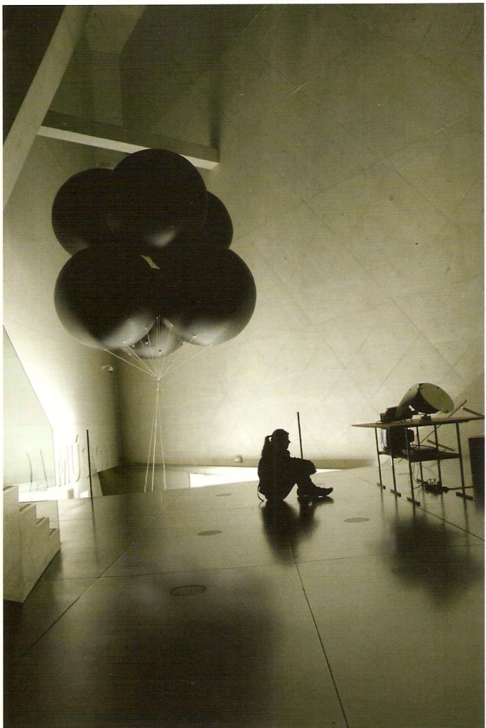 Seis balões, mesa, televisor e vídeo, um projector de slides rotativo, 80 diapositivos e um pequeno dispositivo mecânico formado por três espelhos circulares,
Dimensões variáveis
Vista da instalação