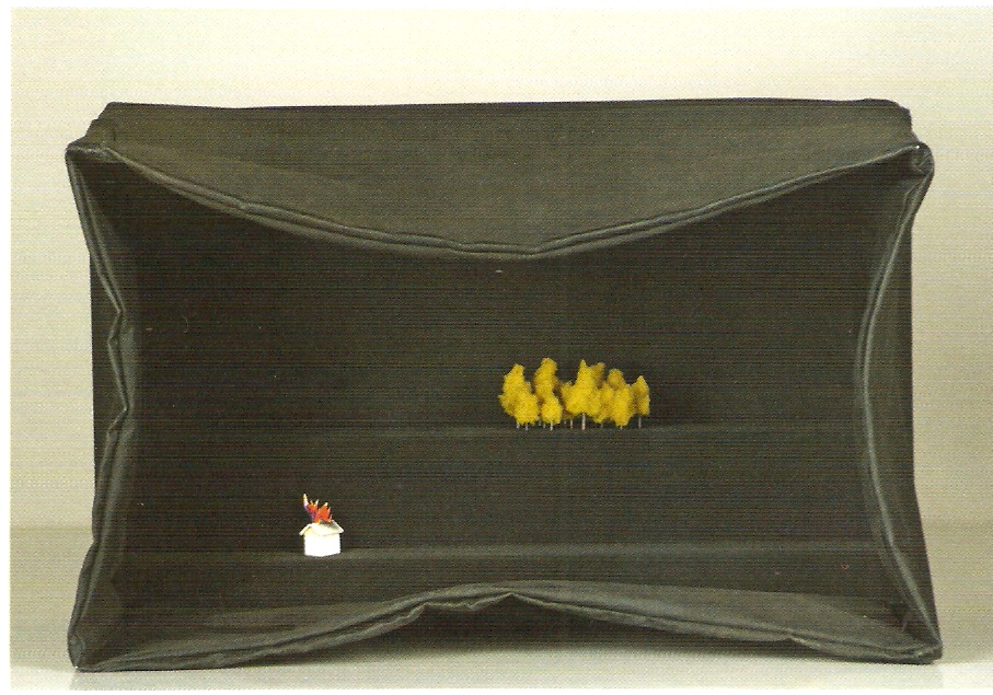 Esmalte s/ lona, leitor e CD e outros materiais
35x55x35cm,