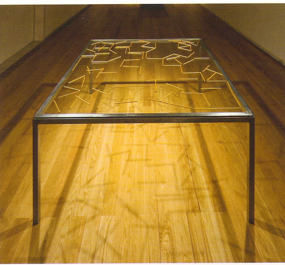 Estrutura de metal, vidro, lápis dourados,
76,5 x 161 x 161 cm