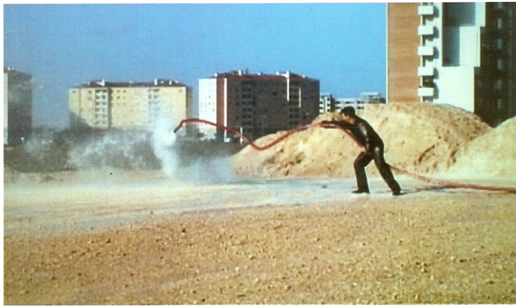 HD, projecção, loop, cor, sem som, edição de 5+1 PA, dimensões variáveis de projecção.