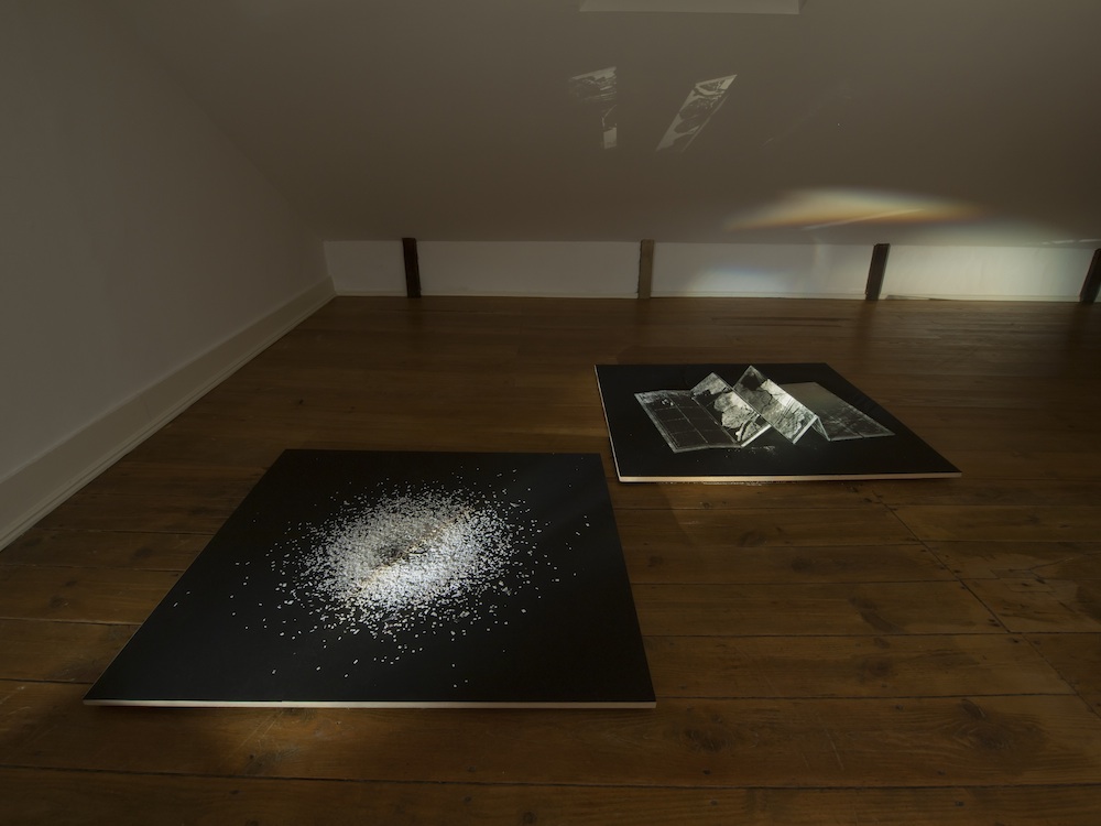 Instalação.

Fotografia a p&b: revelada diferentes vezes e recortada em pequenos fragmentos. 
Oito placas de vidro, sal e gordura: réplica do mapa do Parque Nacional Sächsische Schweiz em Dresden, Alemanha. Projector e MDF.