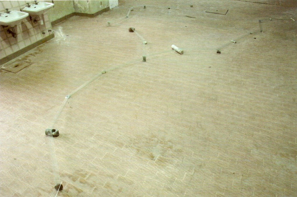 Vidro e materiais diversos recolhidos do lixo ou bermas, Dimensões variáveis