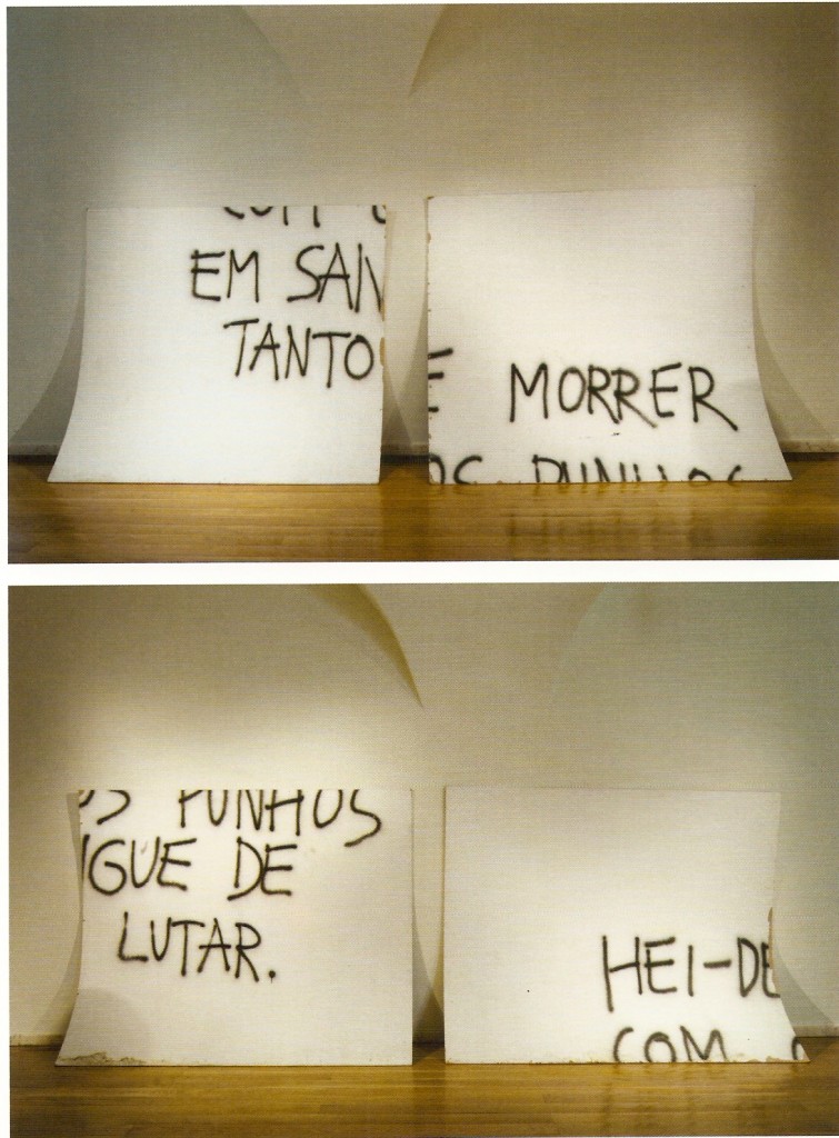 Madeira contraplacado e tinta preta em spray