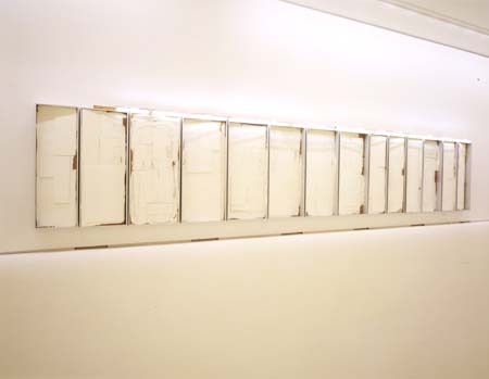 Alumínio e acrílico s/ madeira e lâmpadas fluorescentes, 205x1160x27cm