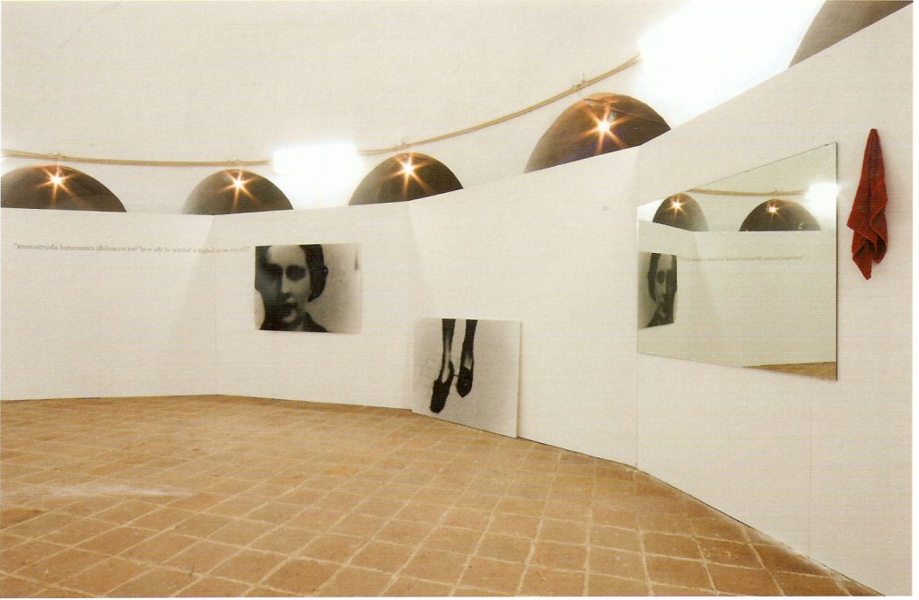 Dimensões de instalação variáveis, 2 fotografias preto e branco impressas sobre papel,espelho, texto e toalha vermelha