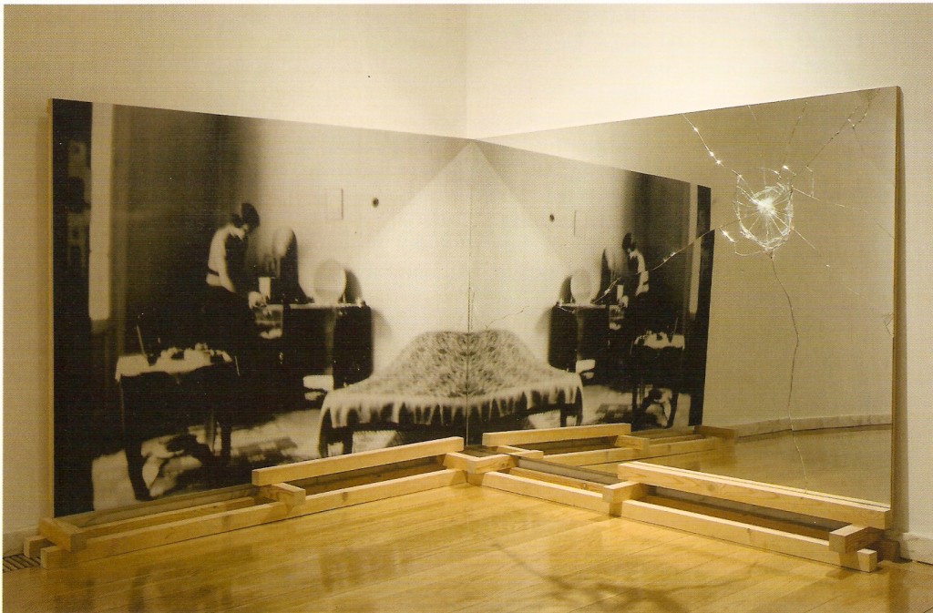 Madeira, espelho (125x200x40 cm) e fotografia (125x200 cm)