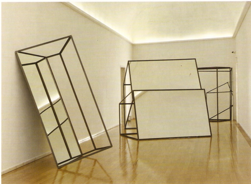 Ferro, vidro e espelho,
Dimensões Variáveis