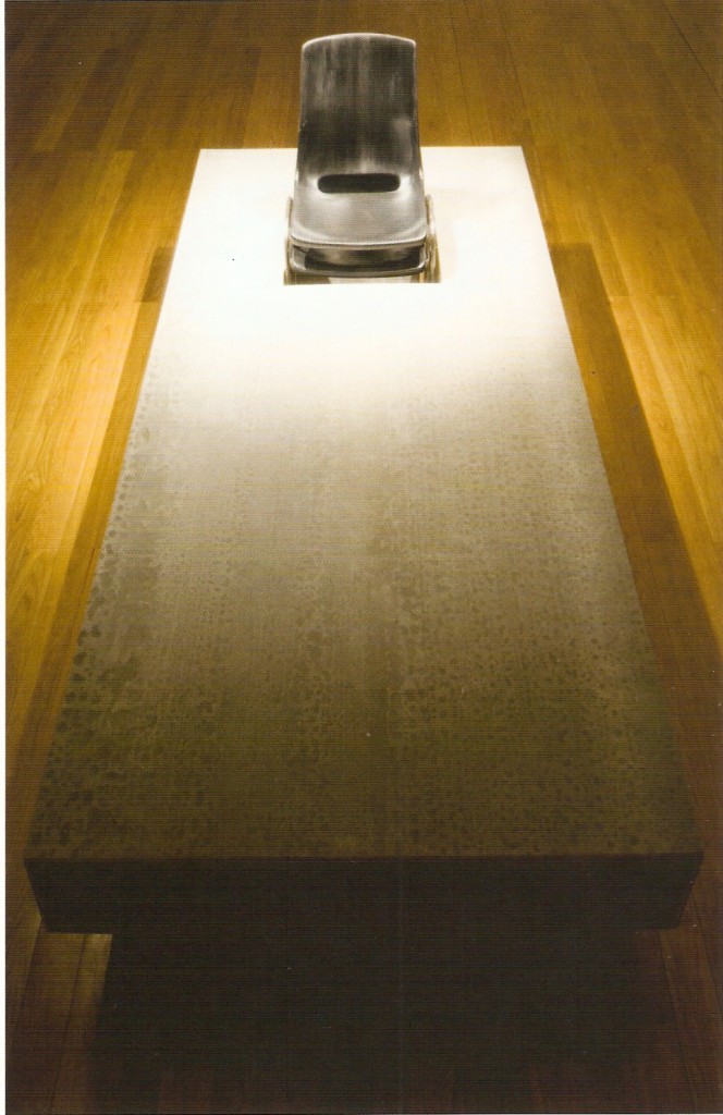 Viroc, madeira, duas cadeiras, tinta acrílica,
86 x 260 x 125 cm