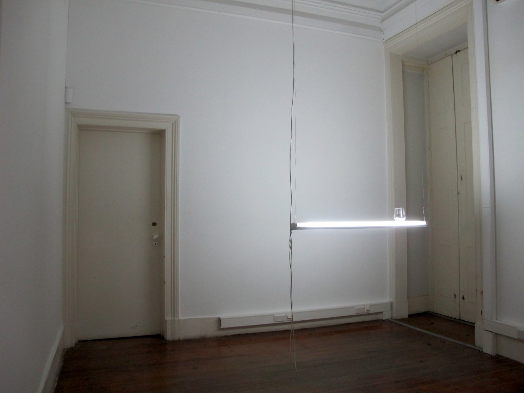 Lâmpadas florescentes do espaço e copo com água
350x122x10cm