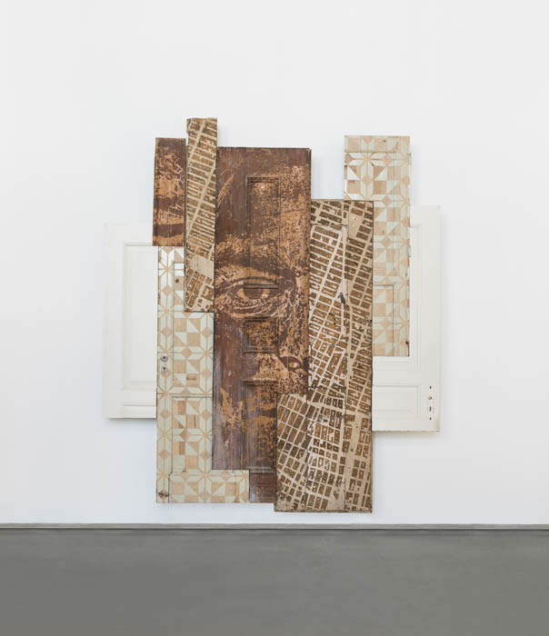 Portas antigas de madeira, gravadas, cortadas e montadas
 214x224cm