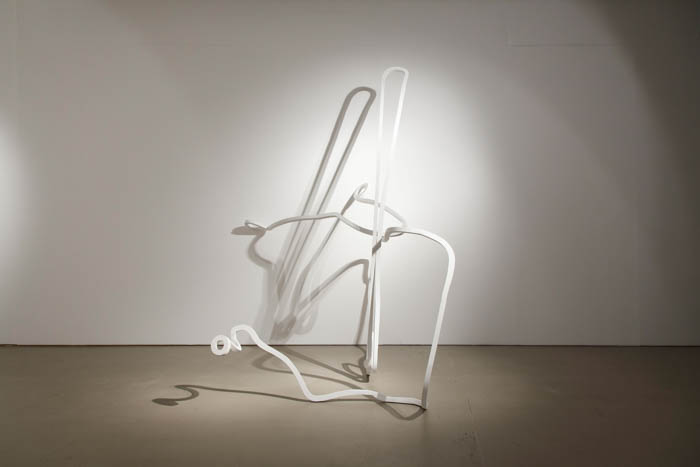 Contraplacado marítimo, tinta acrílica, 268 x 205 x 202 cm