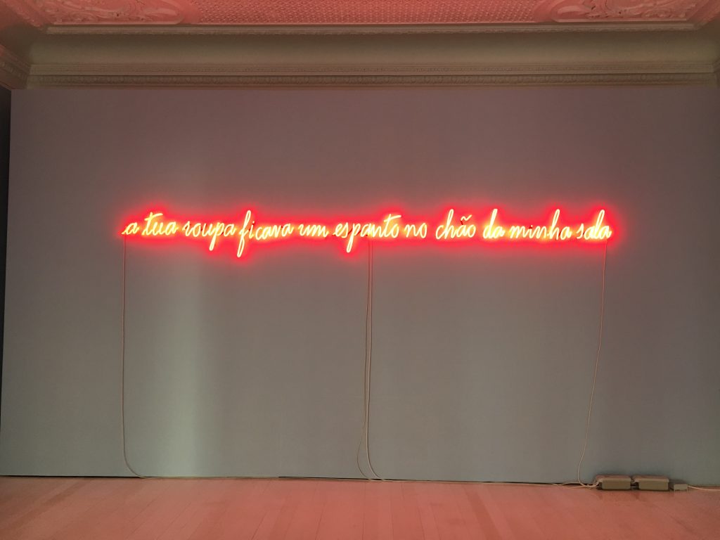 A tua roupa ficava um espanto no chão da minha sala